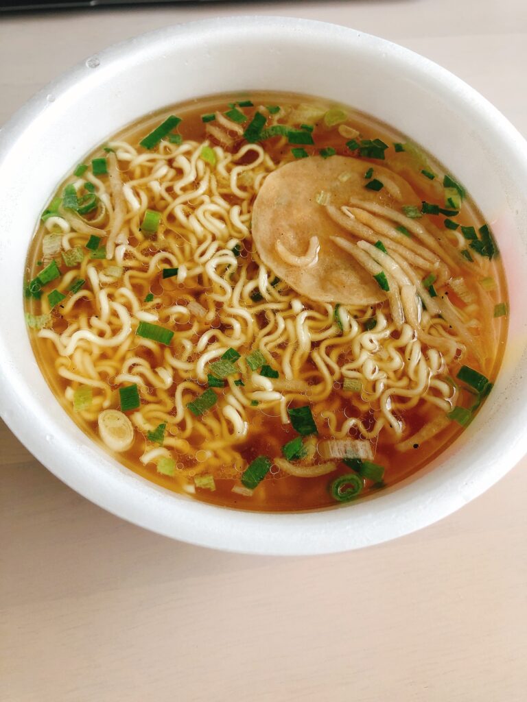 カップ麺「銀座香味徳監修　鳥取ゴールド牛骨ラーメン」を作って出来たラーメンの写真