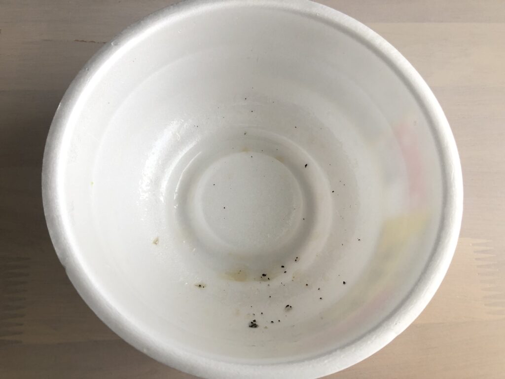 カップ麺「銀座香味徳監修　鳥取ゴールド牛骨ラーメン」の中身をすべて食べきった後の容器の写真