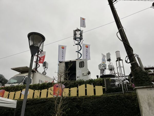 平溪天燈節会場に設置された移動基地局。左から遠傳電信、台湾大哥大、中華電信の移動基地局が置かれ、現地の通信品質を確保していた。
