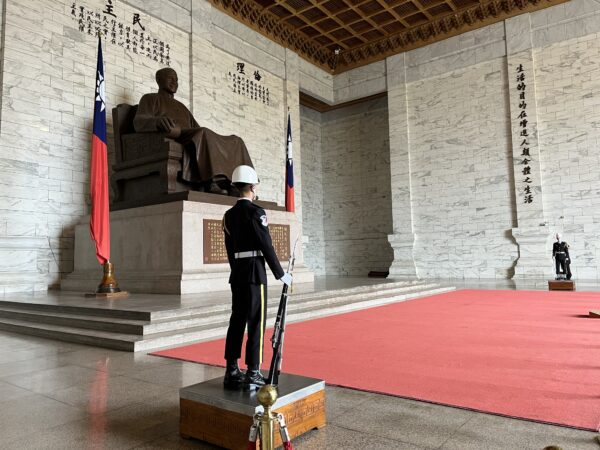 中正紀念堂メインホール内で蒋介石の銅像を守る2人の衛兵