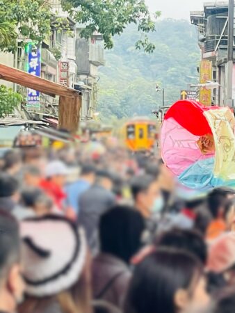 人でごった返す平溪天燈節会場(モザイク処理済)