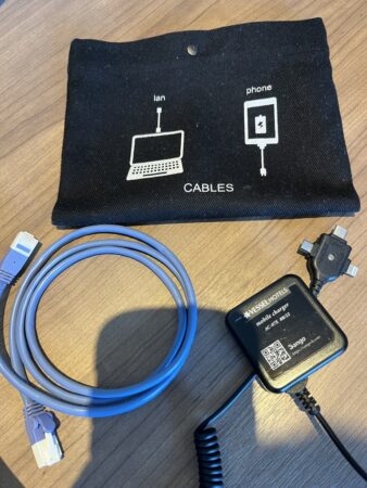 スマホ充電用の多端子ケーブル、ネット接続用のLANケーブル