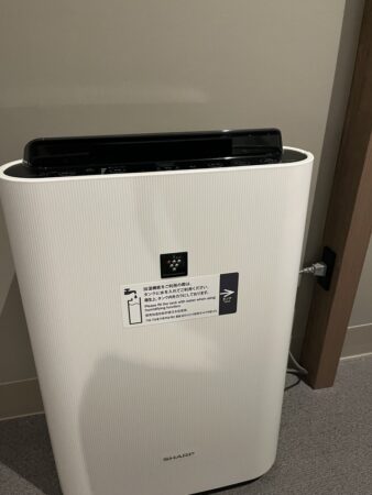 お部屋の加湿器はシャープ製でした