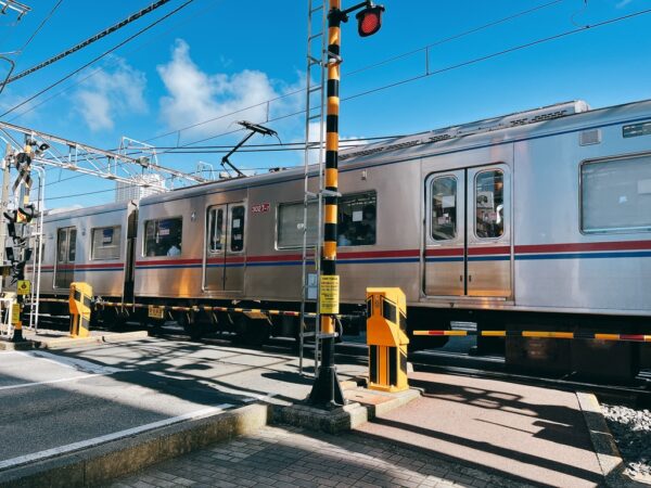 京成津田沼駅の「開かずの踏切」