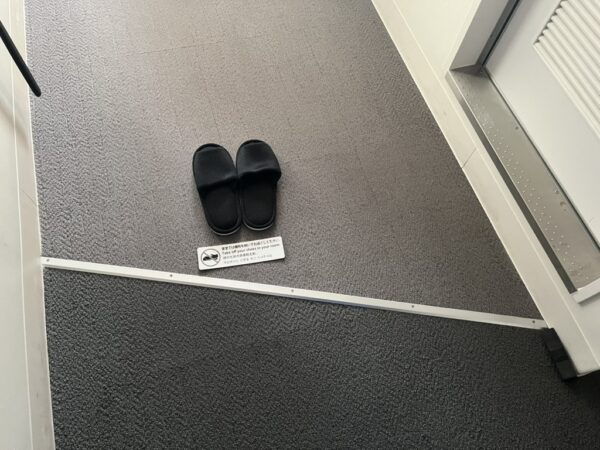部屋内の玄関スペース。ここで靴を脱いで入室。